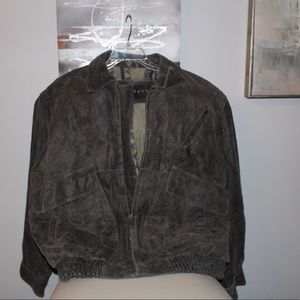 Context distressed leather jacket.